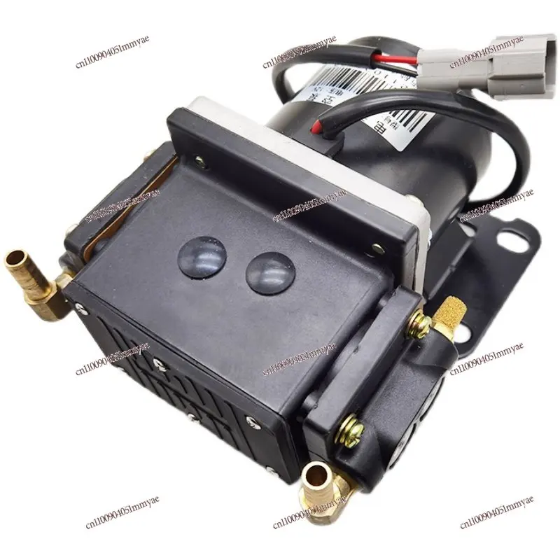 

Низкоскоростной электрический четырехколесный автомобиль с вакуумным насосом для тормозов и воздушным насосом для ассистирования торможения