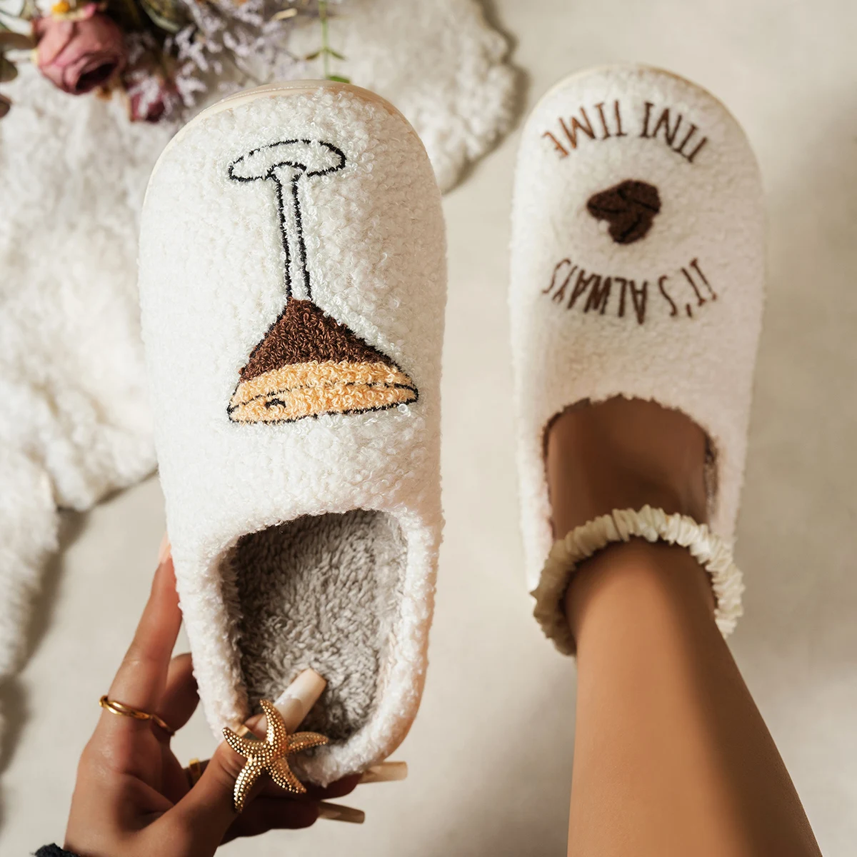 شباشب نسائية من Espresso Martini Home It's Always Tini Time أحذية قطيفة مريحة لحفلات العازبة هدية للبنات غرفة نوم ترفيهية دافئة