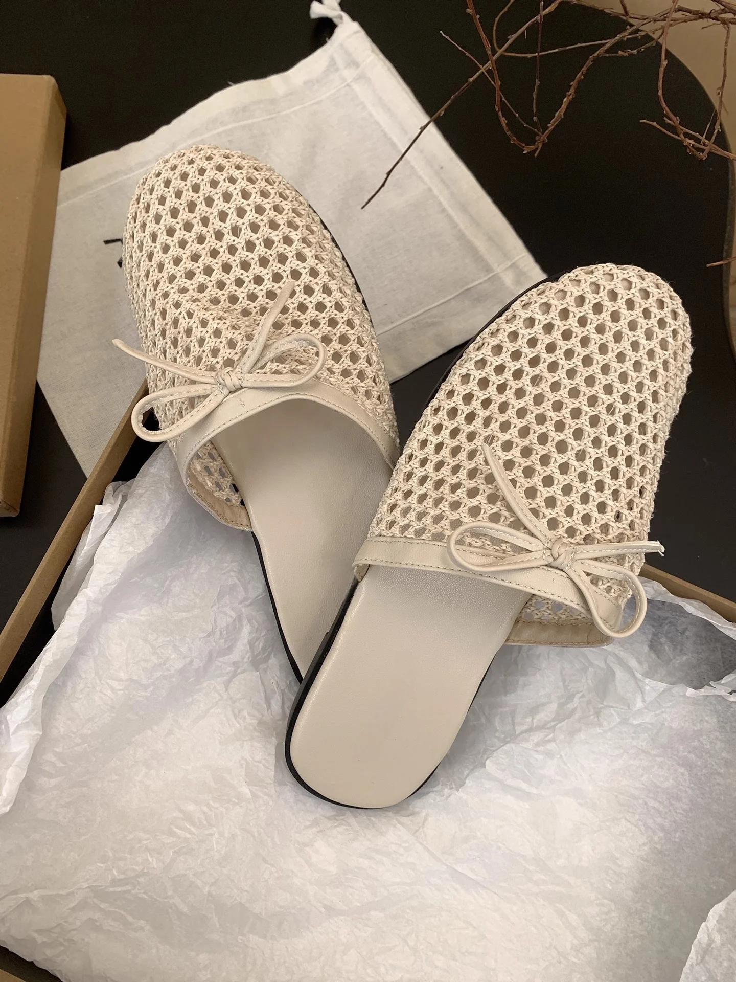 

2023 летние новые модные женские уличные тапочки с запахом и круглым носком, дышащие повседневные женские сандалии на плоской подошве с бабочкой