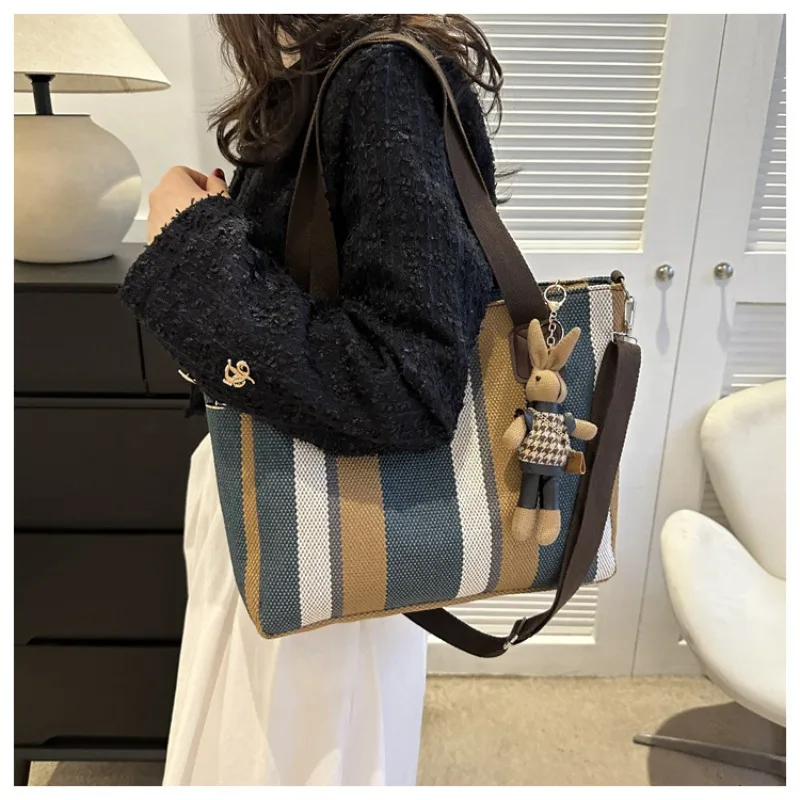 

Large Capacity Contrasting Vertical Striped Canvas Shoulder Bag for Women's New Trendy Simple Casual Commuting Shoulder Bag