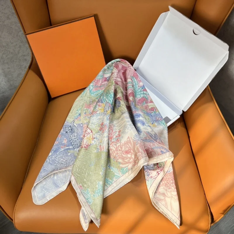 

Scarves Winter Women's Accessories Versatile Jewelry Handmade High-end Brand Silk Scarves and Shawls Christmas Gifts.