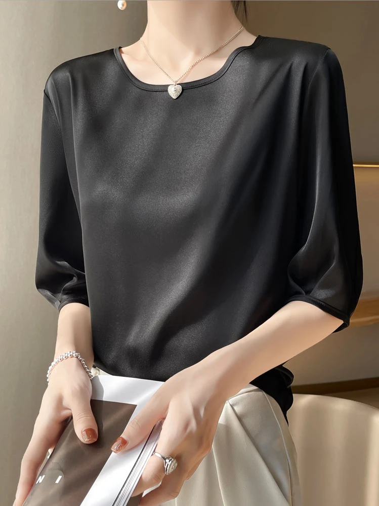 Camisa Feminina Branca Nova de Cetim com Gola Redonda, Camisa Versátil de Manga Média para o Dia a Dia, Camisa Minimalista para Escritório, Roupas Fem