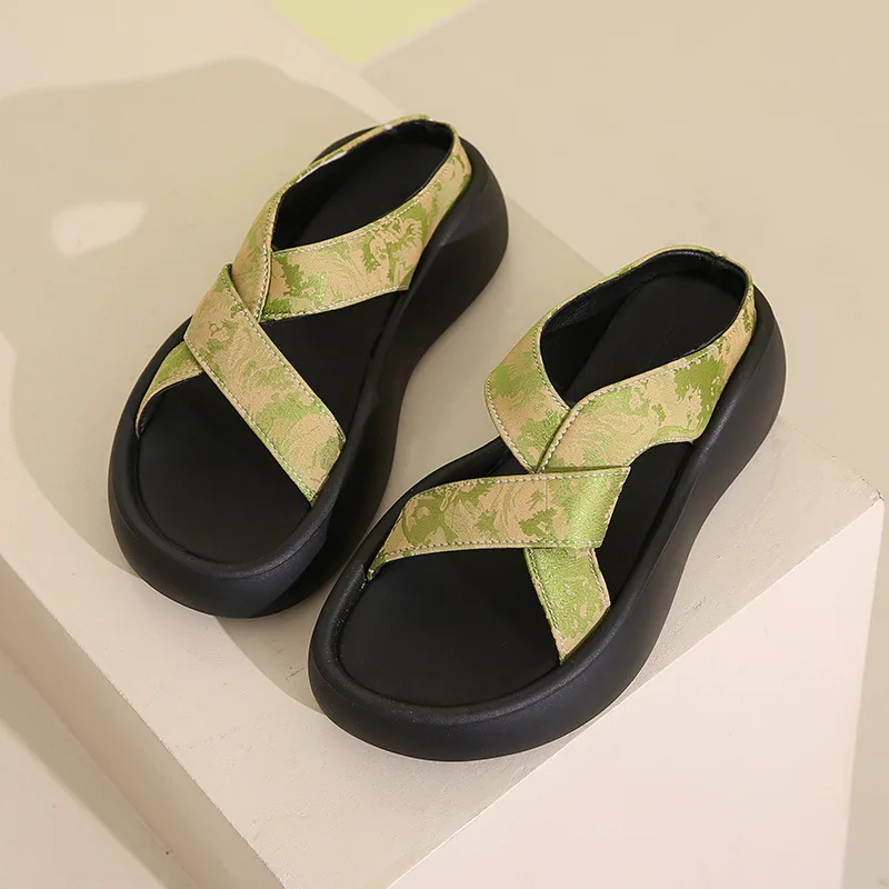 صنادل نسائية سميكة القاع صيف 2025 نمط جديد أحذية الشاطئ غير رسمية مرتفعة كل مباراة الانزلاق على النعال المطاطية