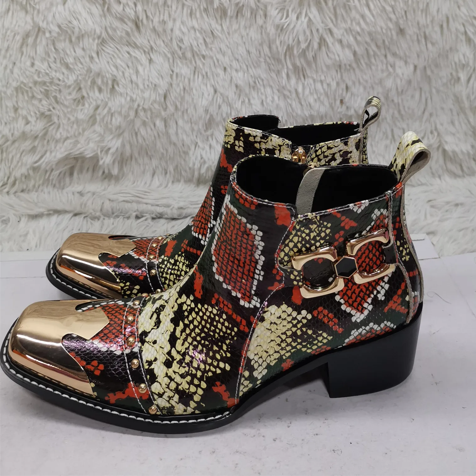 الذكور الأحذية الجلدية فستان الحفلات أحذية مختلط اللون جلد الثعبان نمط تشيلسي الأحذية للرجال المعادن أشار تو حذاء بكعب مكتنز