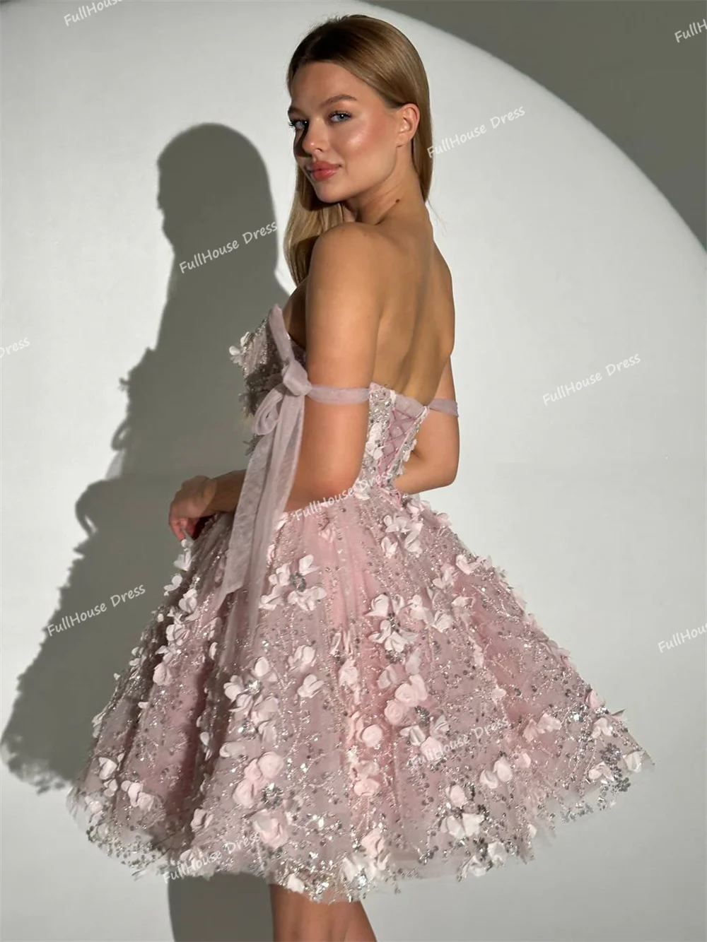 فستان سهرة رشيق مصنوع حسب الطلب بأشرطة سباغيتي مزين بالزهور والدانتيل ترتر على شكل حرف a للحفلات الراقصة بدون ظهر قصير منتفخ فستان سهرة