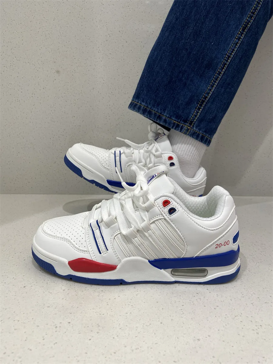 

Мужские и женские кроссовки на массивной подошве: удобная и универсальная повседневная обувь для активного отдыха и спорта