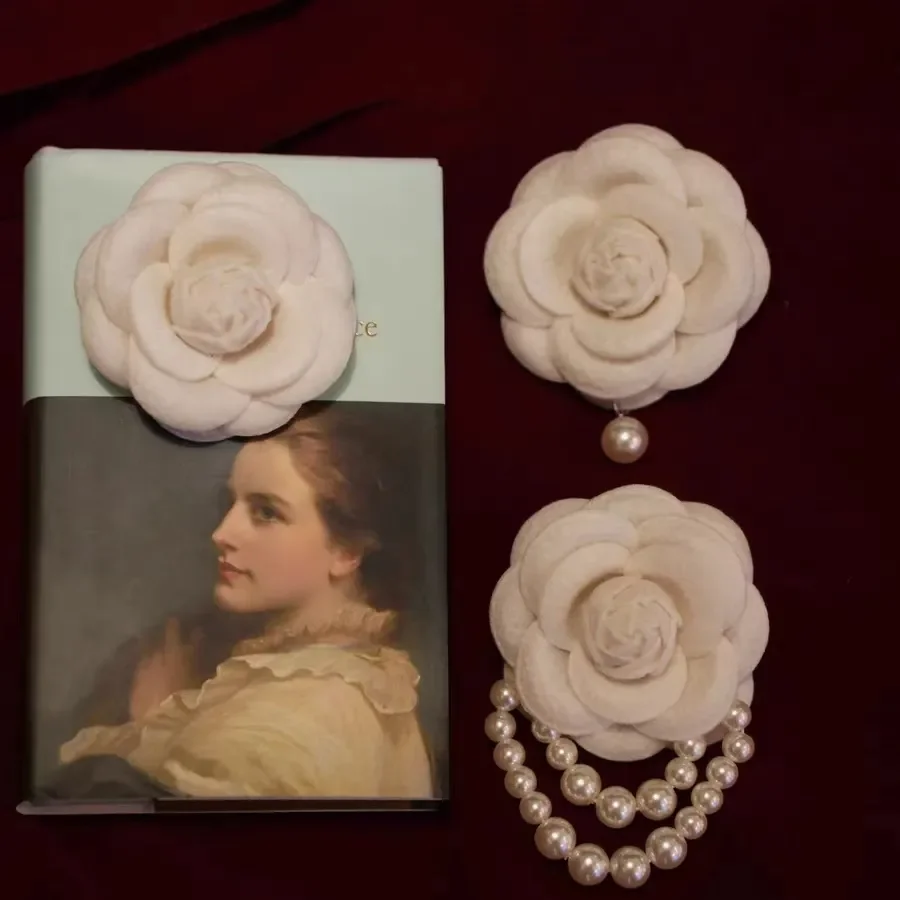 Versatile Camellia Classic Tweed Style French Vintage Brooch Pearl Chest Needle Pin Non-Slip Fashionable Jewelry Accessories
