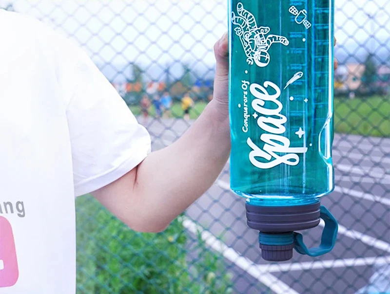 2L 3L Sportwasserflasche mit großem Fassungsvermögen und Filter, umweltfreundlicher Kunststoff-Wasserbecher, tragbare Fitness-Getränkeflasche, Wasserkocher, BPA-frei – Detail 4