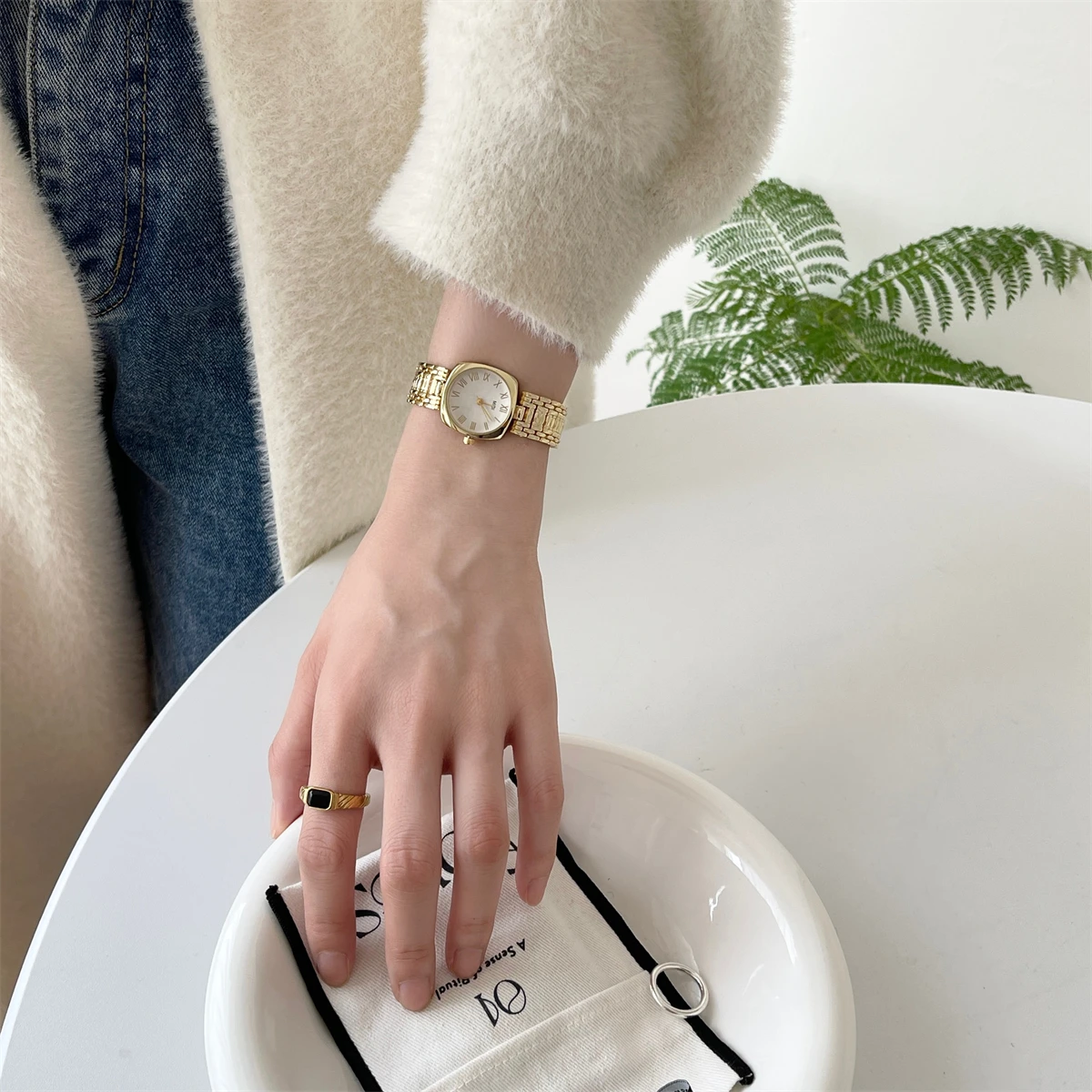 Retro escala romana quadrado pequeno mostrador pulseira de aço relógio para mulher high-end luz luxo pequeno relógio de ouro original