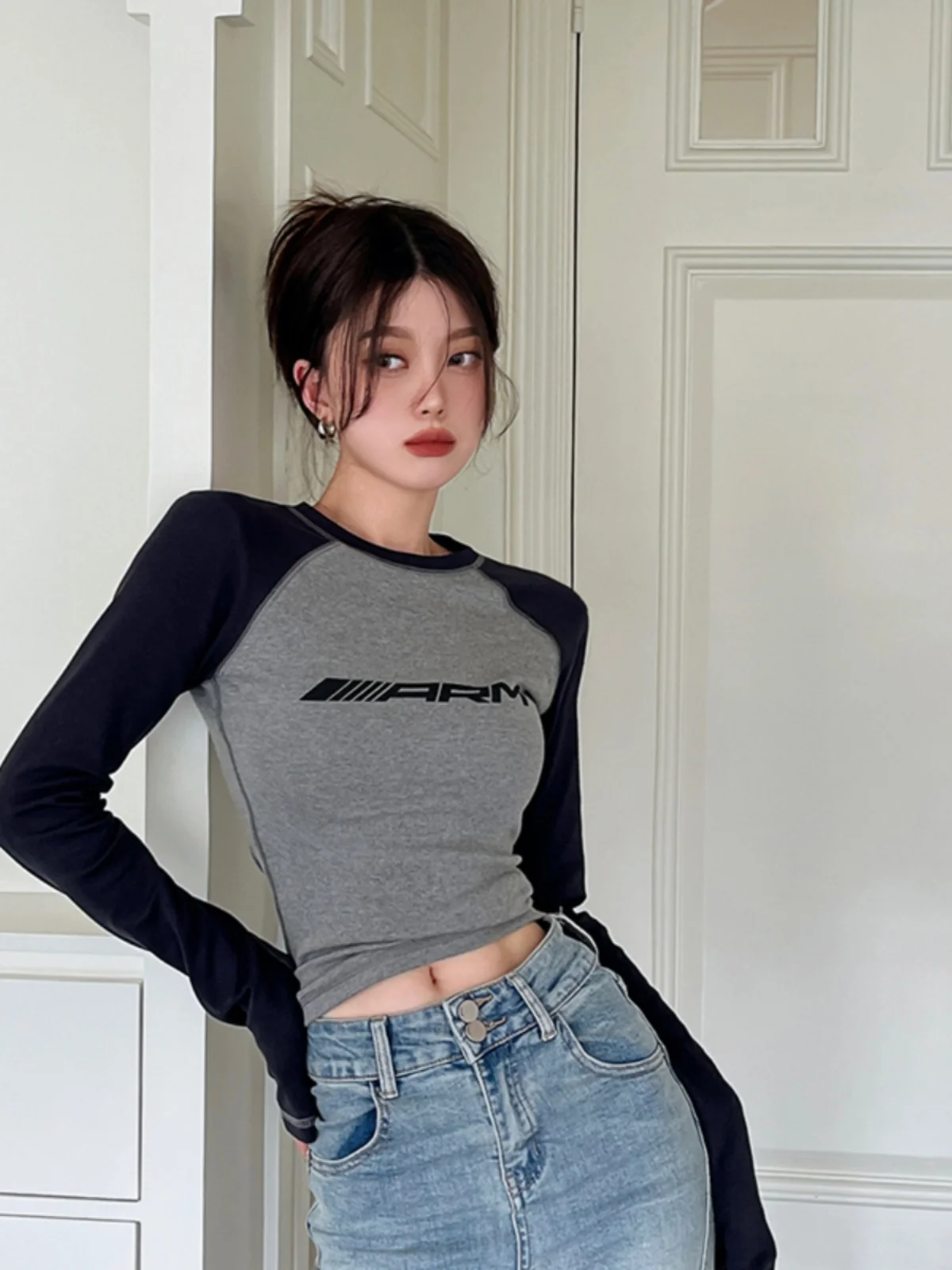 قميص نسائي بأكمام طويلة بتصميم أمريكي عتيق لربيع 2024، ضيق وقصير بخصر مرتفع، أنيق للارتداء الداخلي وللعمل #1