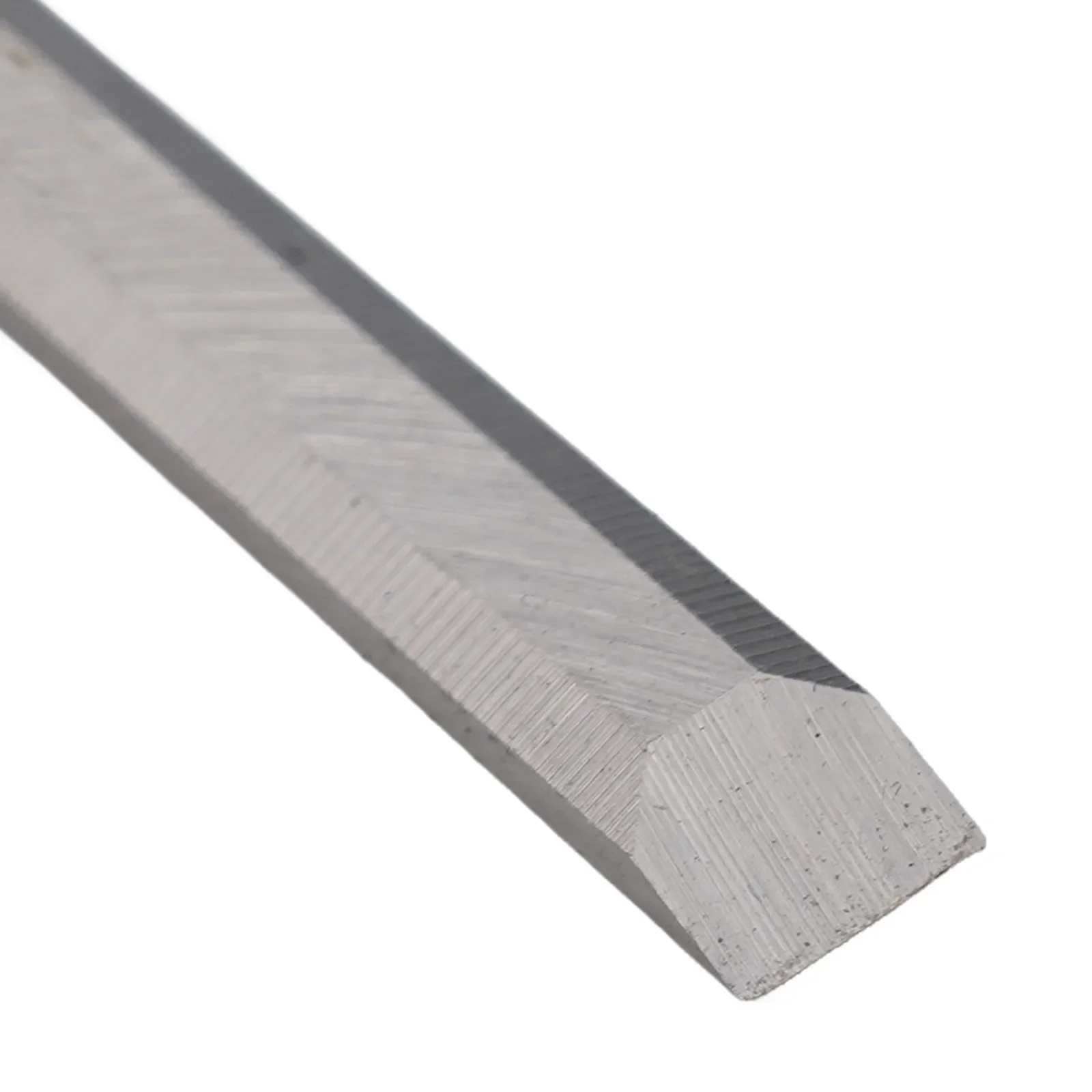 

Деревообрабатывающее долото, удобная ручка, противоскользящая текстура, штампованный размер, подходит для строительного украшения, резьба по дереву