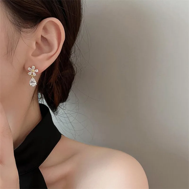 Sweet Women\'s Wear Earrings Sales Crystal Flowers Autumn And Winter Temperament Small And Luxury Design Earrings And Earrings