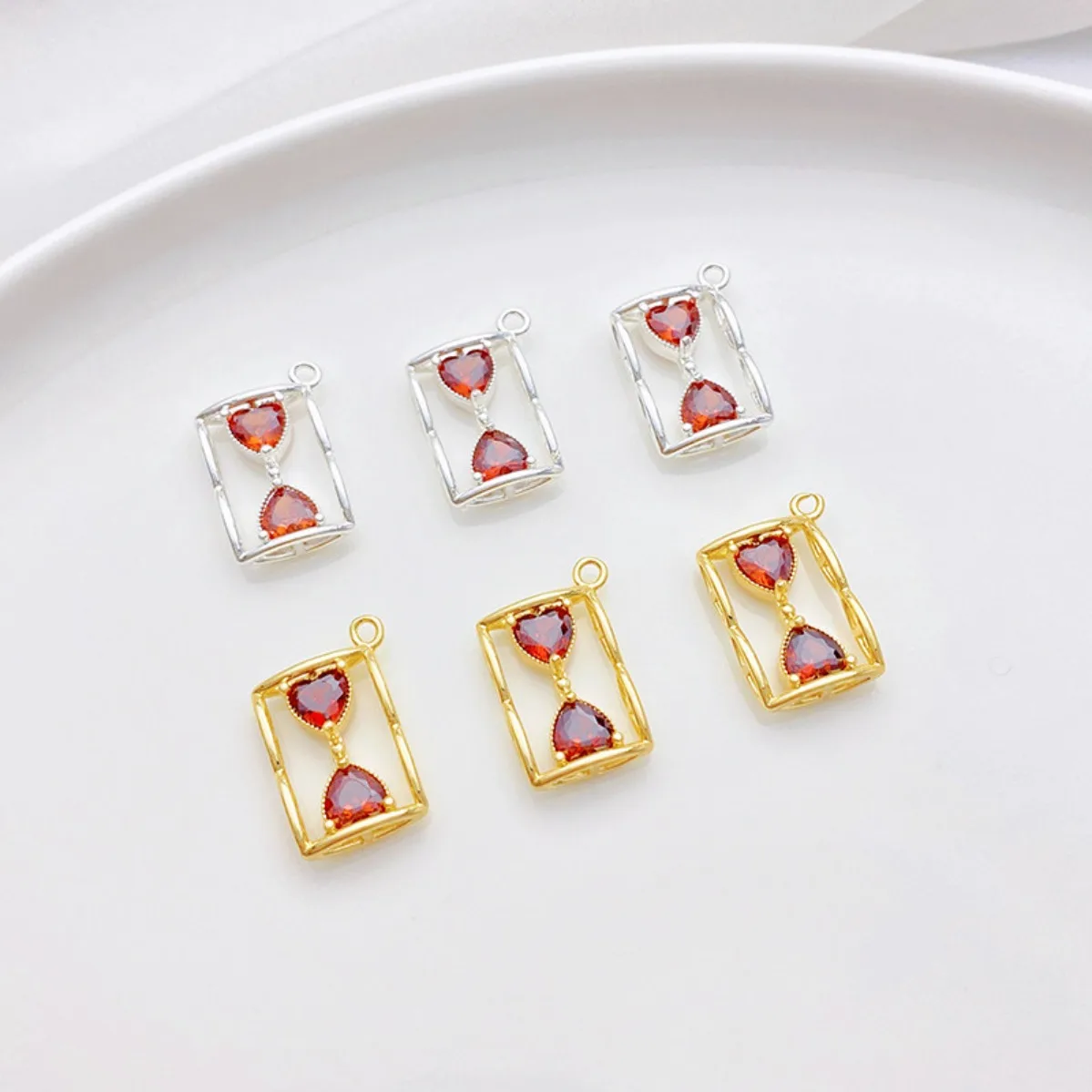 Colgante de Lujo Ligero Retro con Corazón Rojo y Reloj de Arena, Chapado en Oro de 14K, Fornituras DIY para la Creación de Joyas Hechas a Mano (Collares y Pulseras)