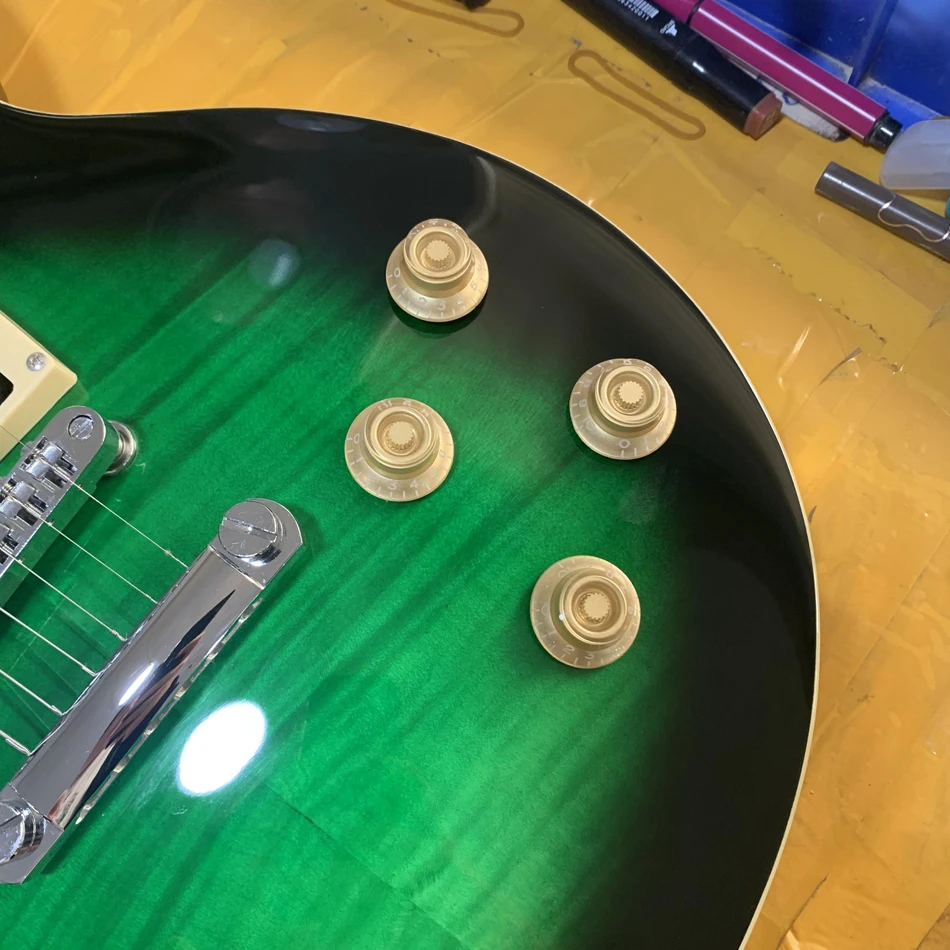 Schwarze kreisförmige grüne E-Gitarre, Griffbrett aus Palisander, Tune-o-Matic-Steg