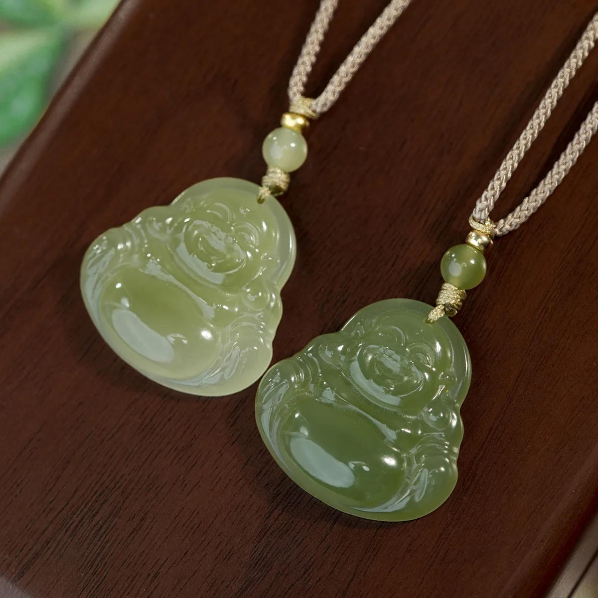 

Натуральный афганский нефритовый кулон: Будда Майтрейя с большим животом, цвет прозрачной воды