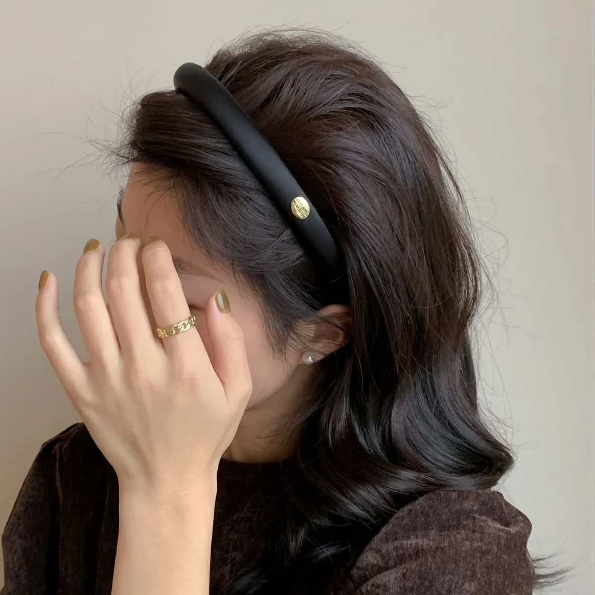 

Minimalist Hair Band French Satin Gold Emblem 2024 Fall Non Slip Headwear Elevated Crown Effect Women's Chic Accessory