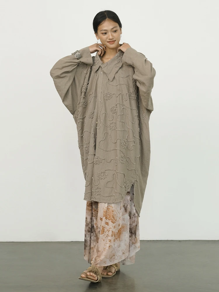 

Оригинальный дизайн, вышитая льняная рубашка с асимметричным подолом, воротником-стойкой, длинными рукавами, свободного кроя, средней длины, весенняя новинка