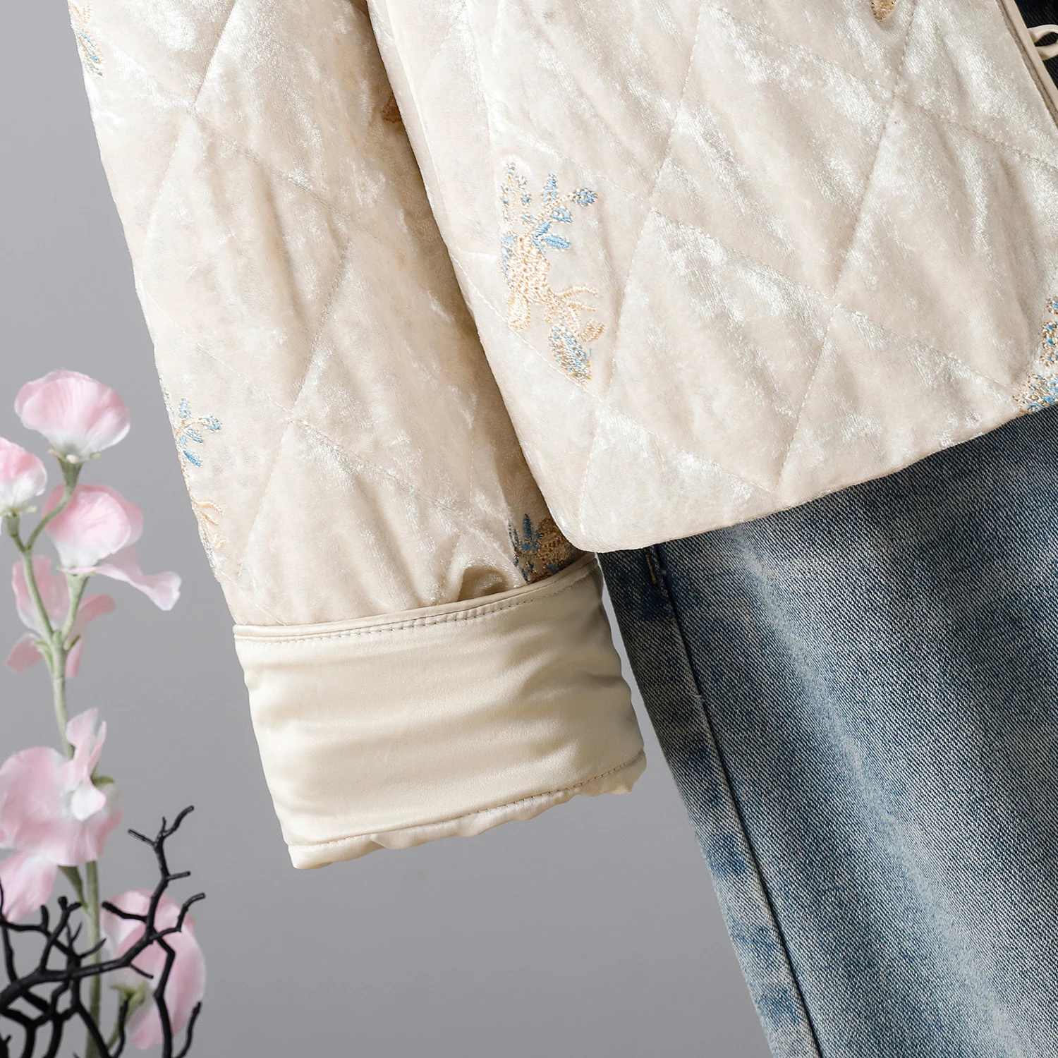 

Lightweight Faionable New Chinese Sle Women's Cotton Jaet Embroidered Small Stand Collar Design Sensation Winter Coat