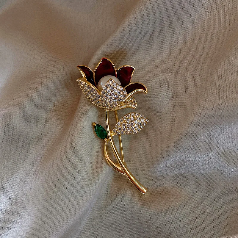 Rinhoo White Blue Imitation Pearls Flower Brooch for Women Luxury Shiny Crystal Floral Lapel Pins Weddings Banquet Badge Jewelry