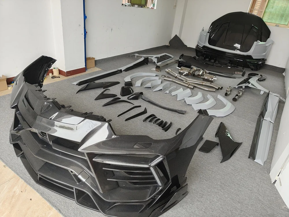 Suitable for the New  URUS Modified Third-generation M Carbon Fiber Body Kit, Front and Rear Bumpers, Hood, Mudguard