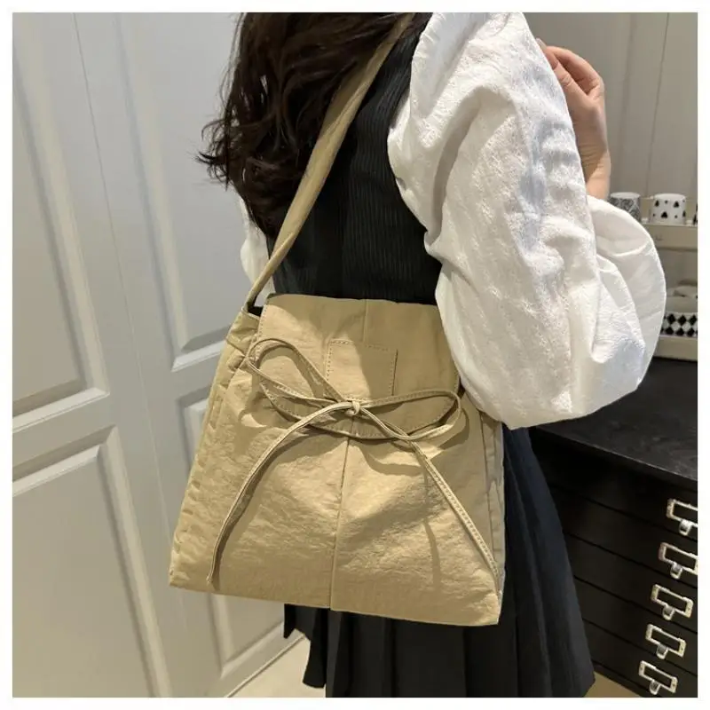 Koreanischer Stil Klapp-Nylon-Schultertasche mit Schleife, Große Kapazität Messenger-Tasche, Leichte Weiche Nylon-Tasche, Tragetasche mit Reißverschluss – Detail 11