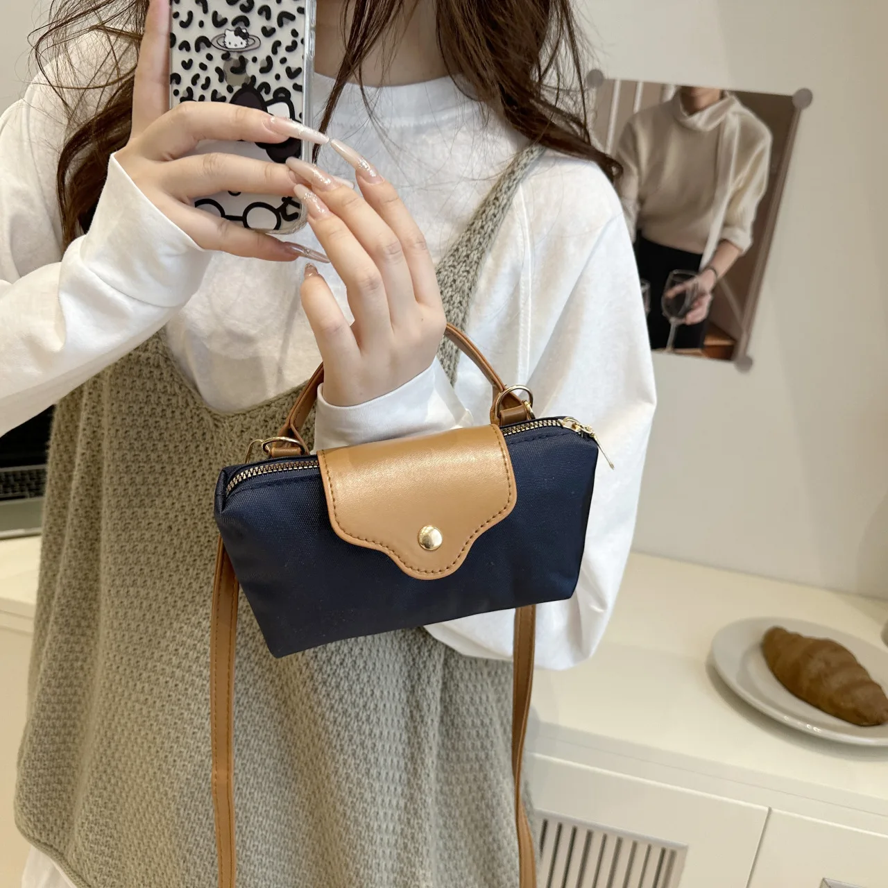 Fashionable and trendy one-shoulder bag, retro crossbody bag, simple and elegant small square bag for women.
