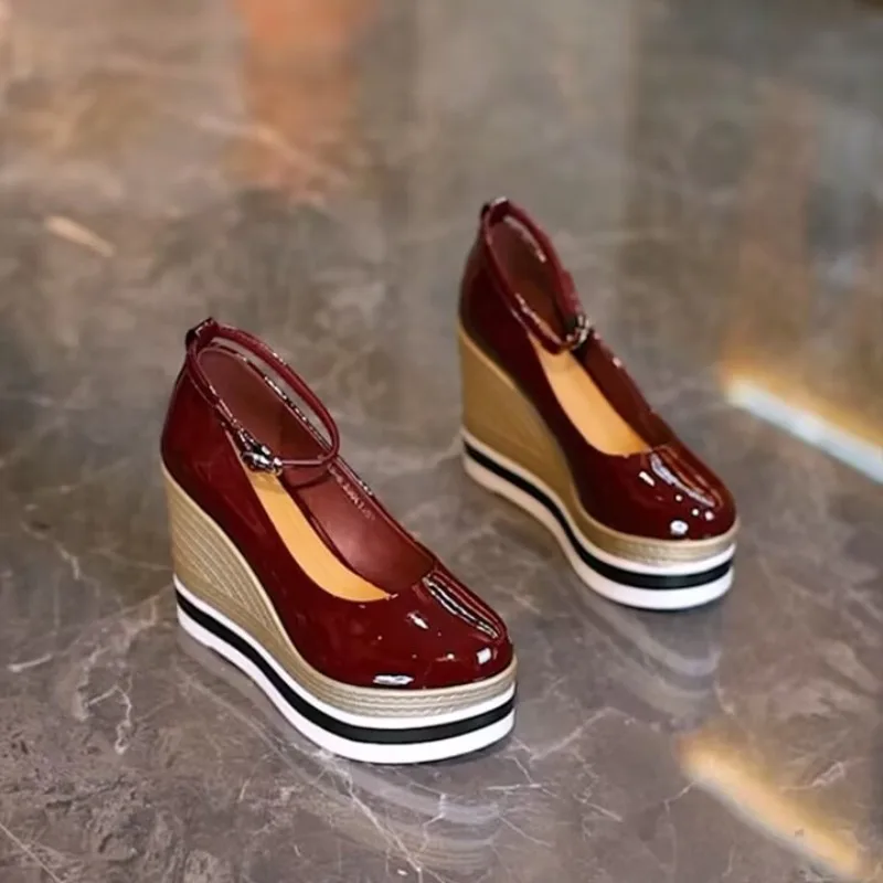 Новые женские водонепроницаемые туфли на высоком каблуке в стиле тайваньского орфографии, цветная лакированная кожа с толстой подошвой, модные одиночные туфли Новые женские водонепроницаемые туфли на высоком каблуке в стиле тайваньского орфографии, цветная лакированная кожа с толстой подошвой, модные одиночные туфли