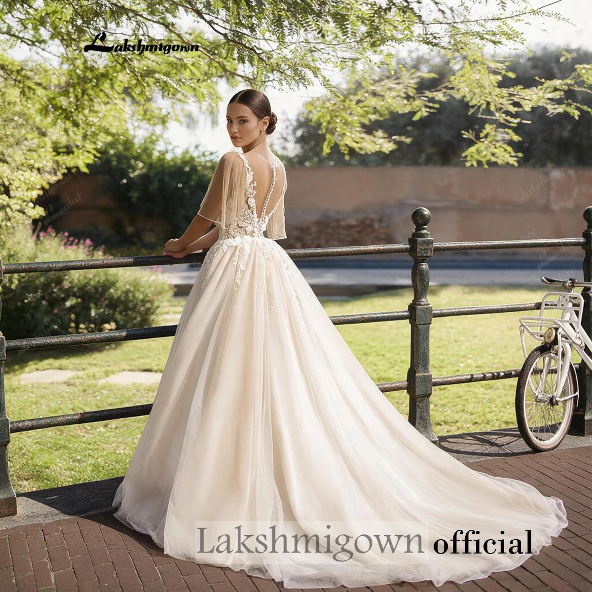 Romantisches Champagnerfarbenes A-Linien-Brautkleid mit Flatterärmeln, Transparenter 3D-Blumen-Spitze und Tüll, für Garten- und Outdoor-Hochzeiten, Robe De Mariée – Detail 6