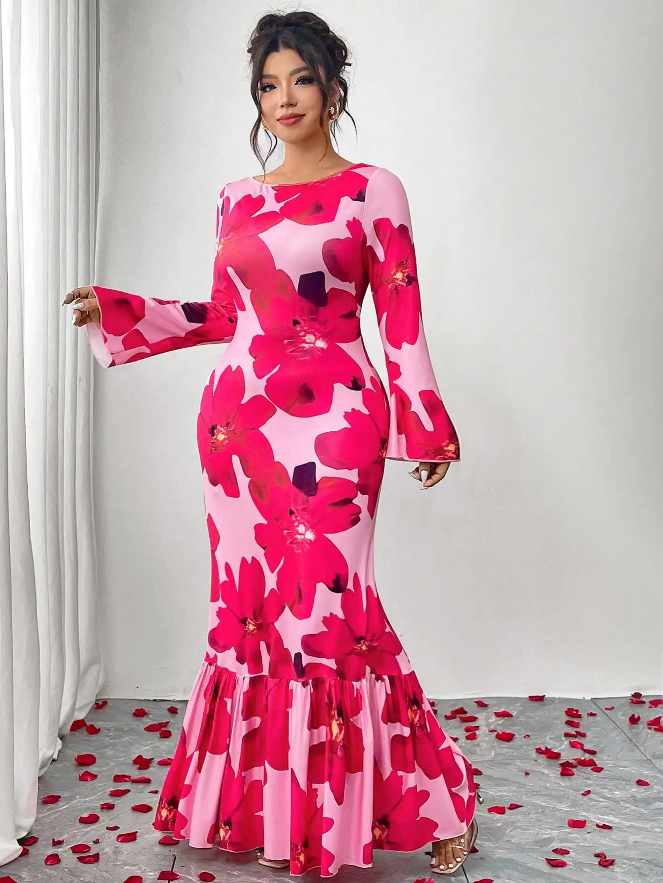 

Платье-русалка больших размеров с цветочным принтом, круглым вырезом и длинными расклешенными рукавами