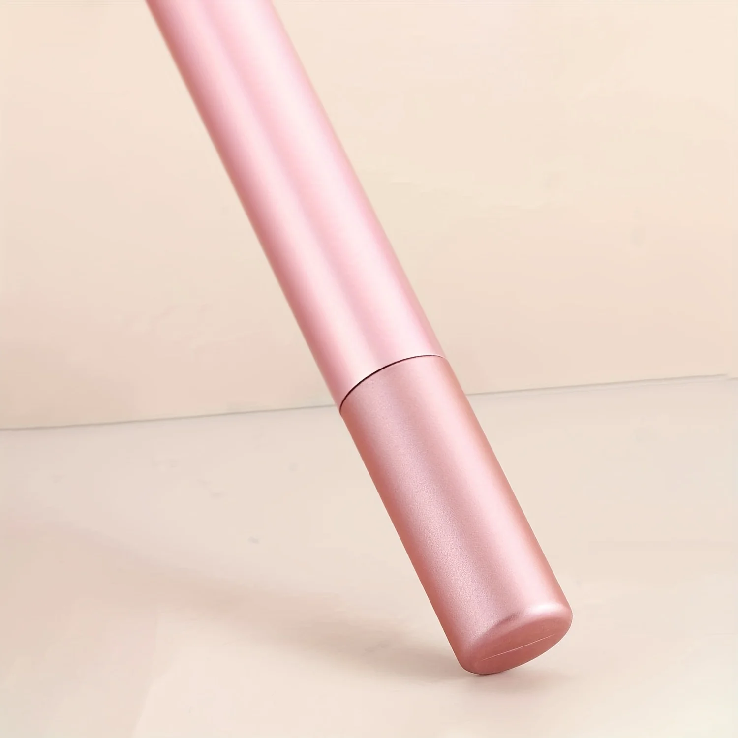 1 szt. Pędzel do różu do nakładania pudrowego różu na policzkach, modelowania i definiowania twarzy dla wyrafinowanego wyglądu.