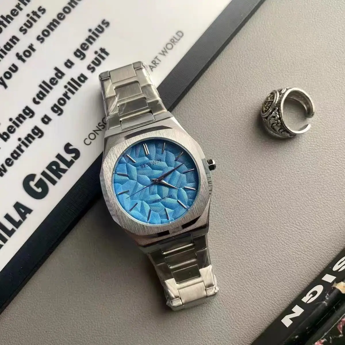 Fashionable Business Men's Watch with 3D Embossed Leaf Quartz Movement