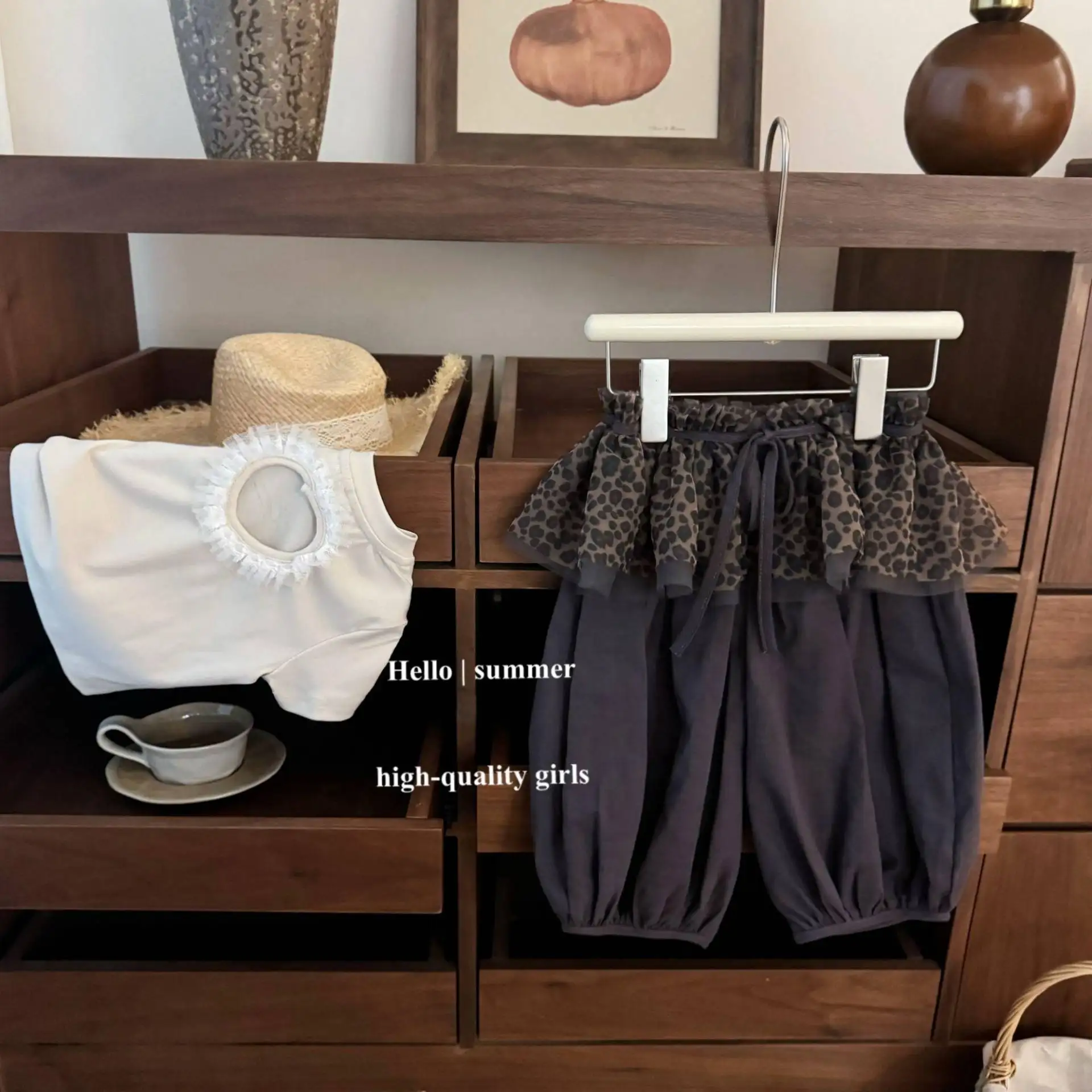 

Girls' Korean Suit Girls' Baby Sweet and Cool Leopard Print Fart Curtain Pants Love Hollow Baby Solid T-shirt Two-piece Set