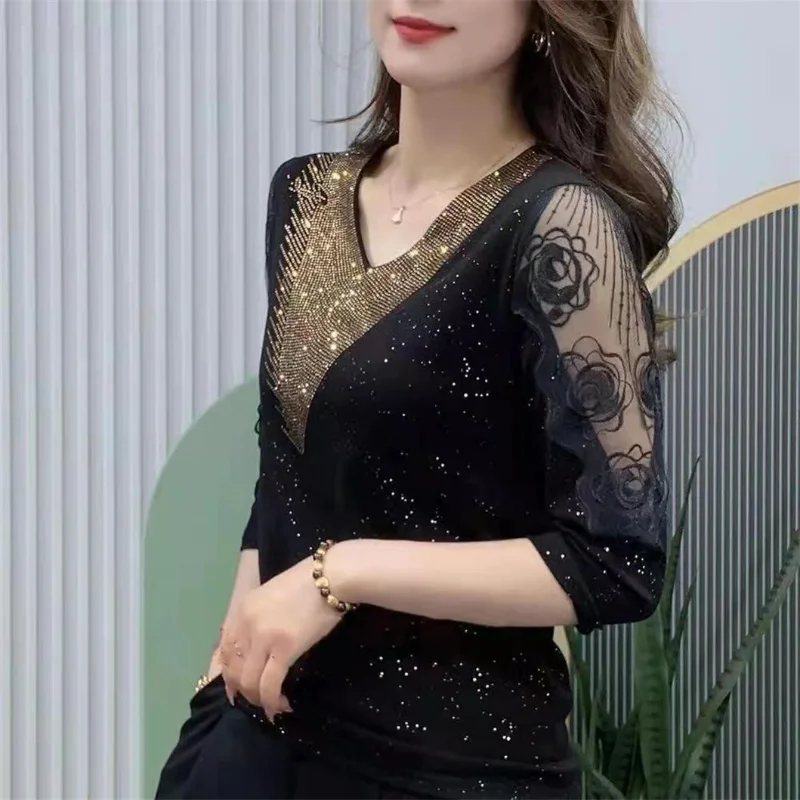 Summer New Korean Fashion Temperament Elegant Diamond Lace V-neck T-shirt Women\'s Solid Versatile Slim Fit Half Sleeved Top 2024