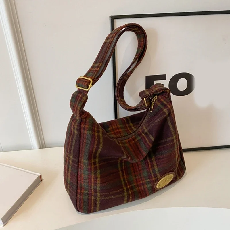 Fashion Hundred Pure Colour Simple Minority Design  Women\'s Bag 2024 Winter New Tweed Bag Slanting Armpit Bag