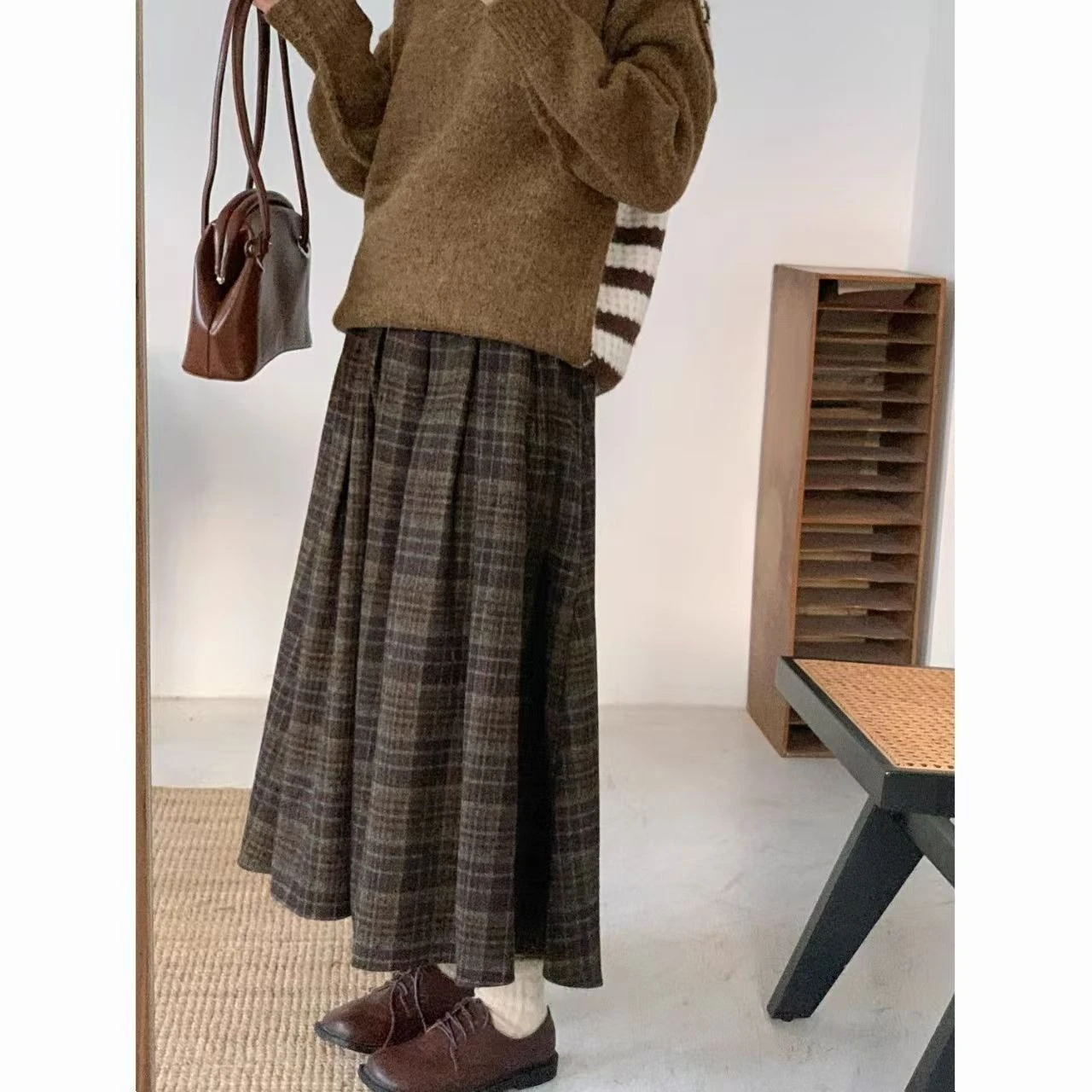 

2025 Retro Checkered Half Skirt Autumn/Winter Edition Woolen Long Ruffle Skirt