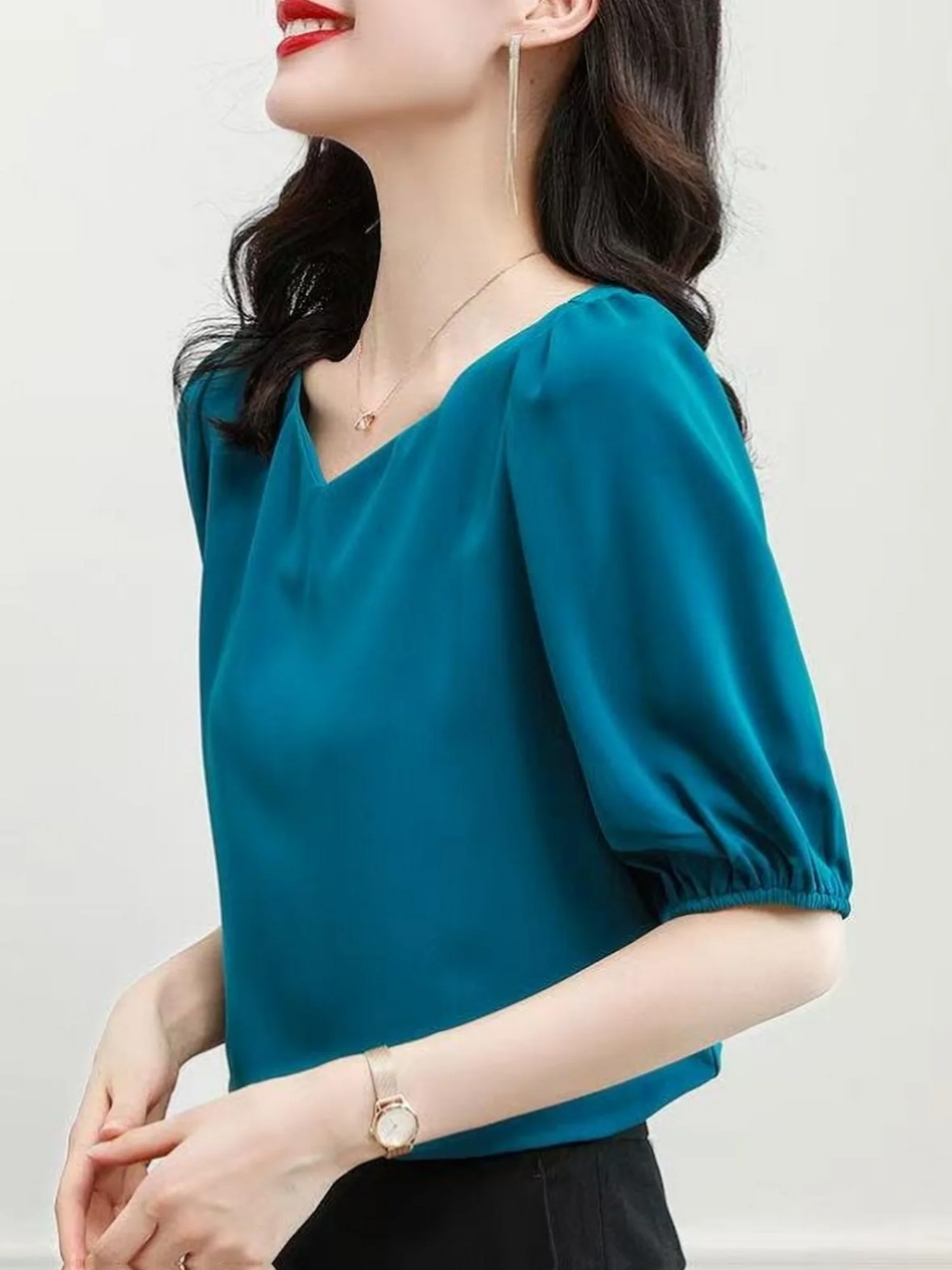 V-neck chiffon blouse, women's short-sleeved 2025 new summer puffed-sleeve top, loose and flattering mid-sleeved