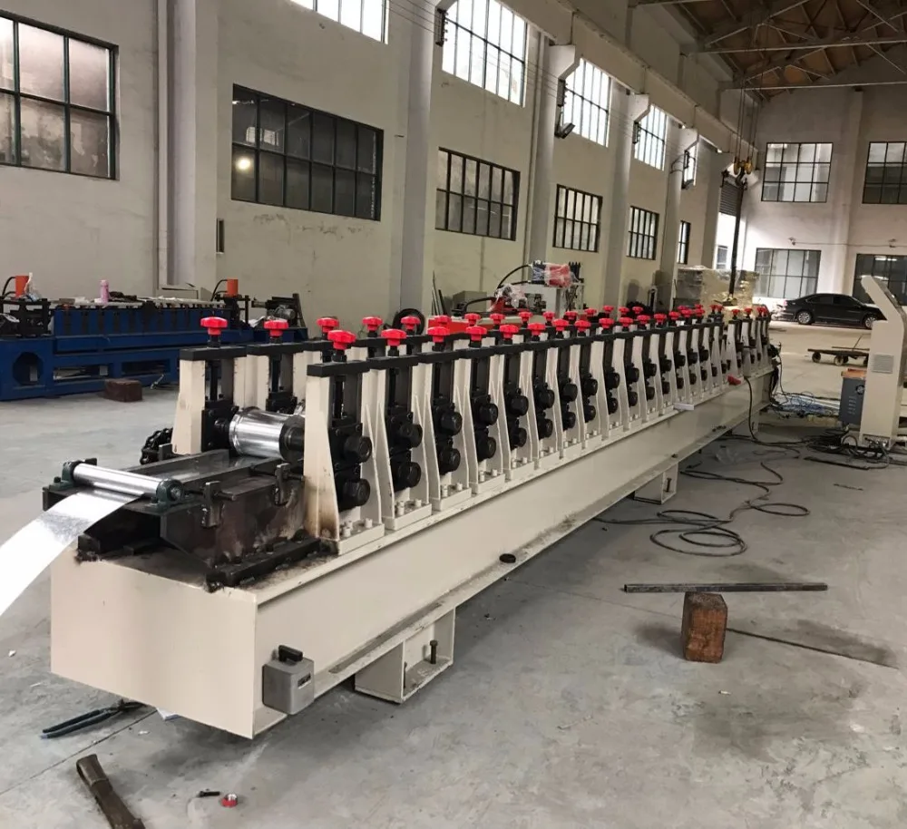 Машина для производства металлических стоек с использованием складских полок