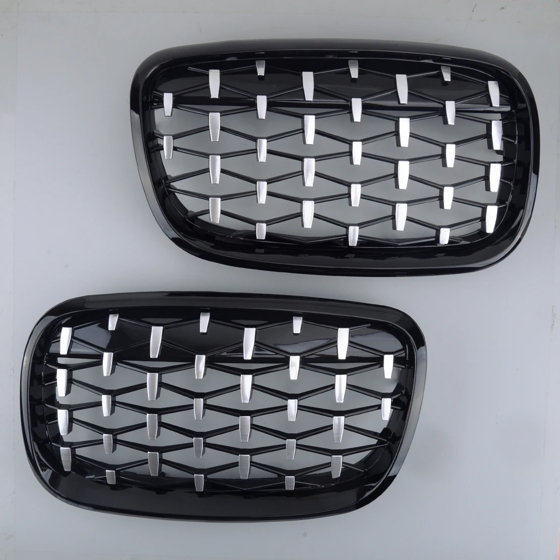 51137305590 51137157687 51137157688 1 Pair Front Kidney Grille Diamond Grill 51137305589 Fit for BMW X5 E70 X6 E71 Hybrid E72