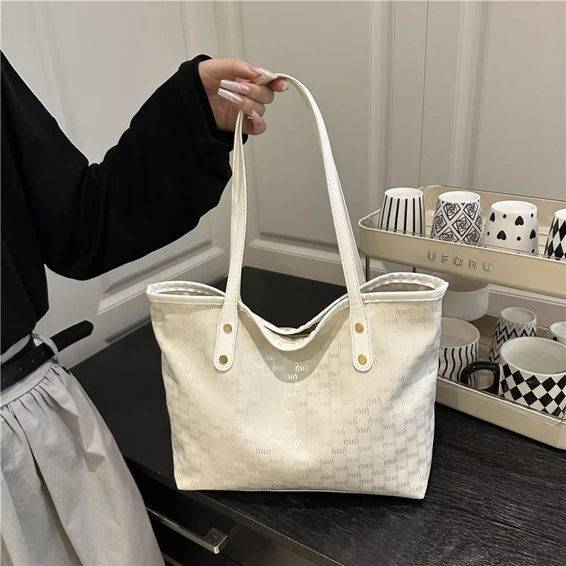 

Large Capacity Commuter Shoulder Bag for Women, 2025 Summer New Fashion Stylish Underarm Bag, Popular Tote Bag This Year