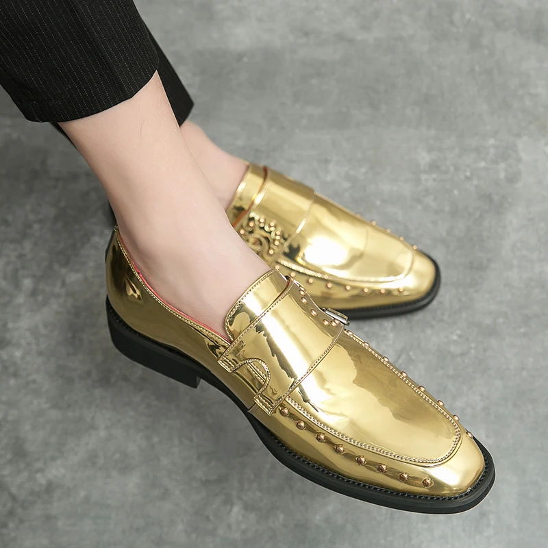 Fashion Golden Derby Shoes Men Stage Performance Shiny Shoes Acrobat Pointed toe Leather Shoes Slip On Male Barber Shoes Casual