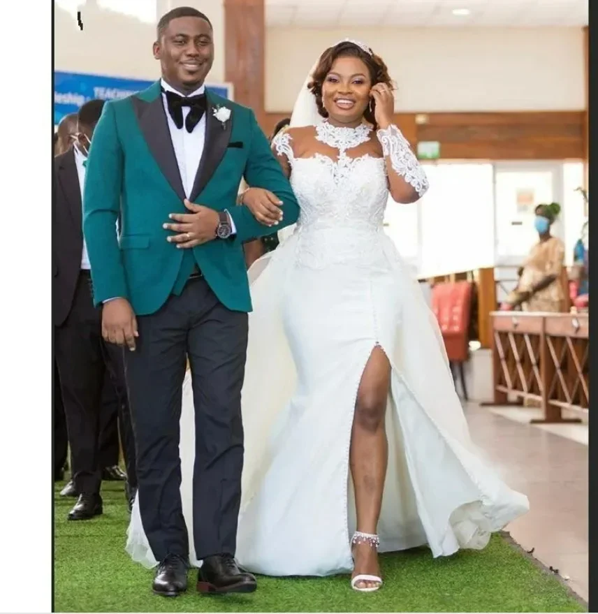 فستان زفاف مخصص بياقة عالية مزين بالدانتيل على شكل بوق للعروس من فيستدوس دي نوفياس فستان زفاف بأكمام طويلة وفتحة عالية