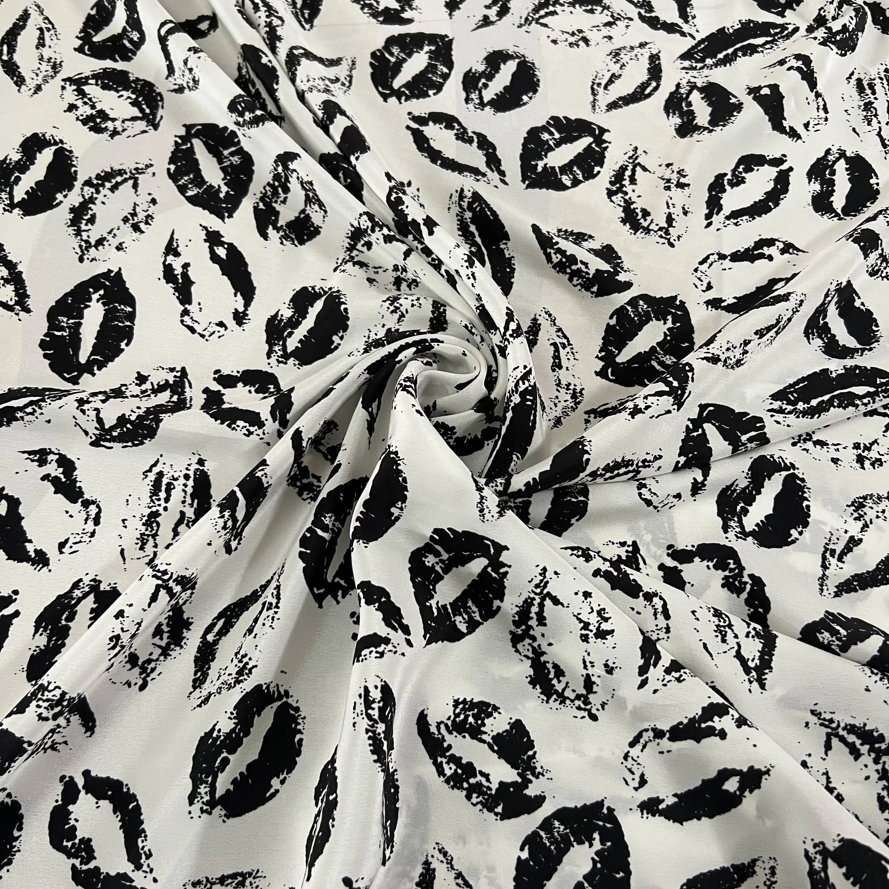 

1 meter 100% Mulberry Silk 19 momme Heavy Crepe Silk Fabric White with Lips Printed 140cm 55" wide by the yard XX352