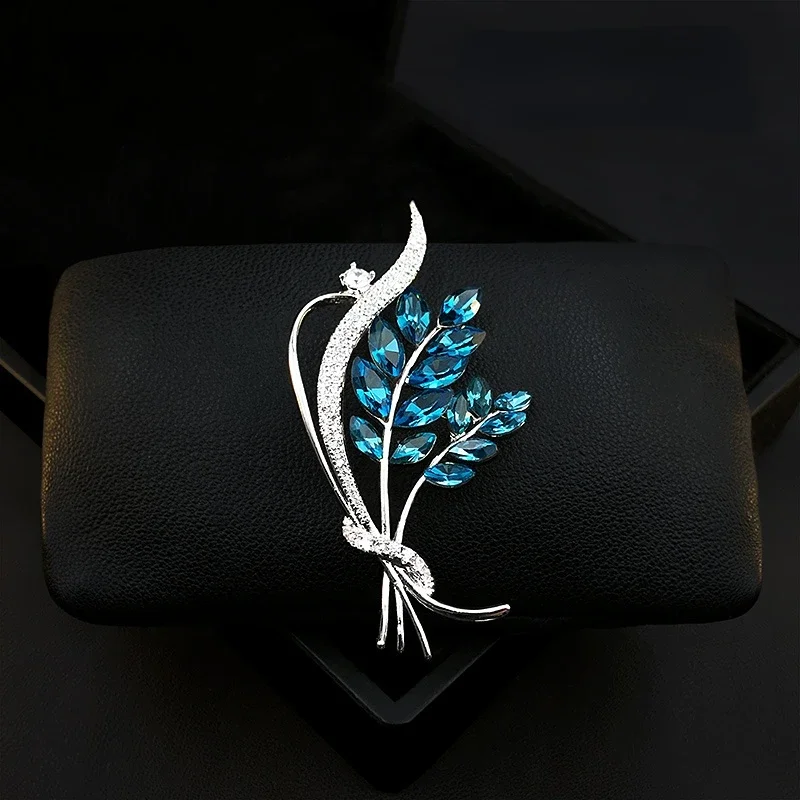 

Exquisite Clear Blue Bouquet Brooch High-End Women Suit Boutonniere Sweater Accessories Skirt Pin Rhinestone Jewelry Pins Gifts