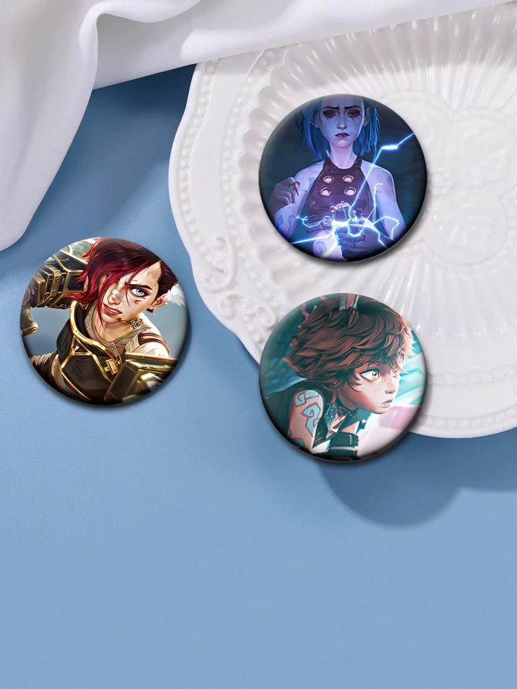 58 مللي متر الساخن لعبة جامعة أساطير Isha لينة زر دبابيس LOL Jinx دبابيس اليومية موضة الديكور شارات هدايا مثالية للأصدقاء