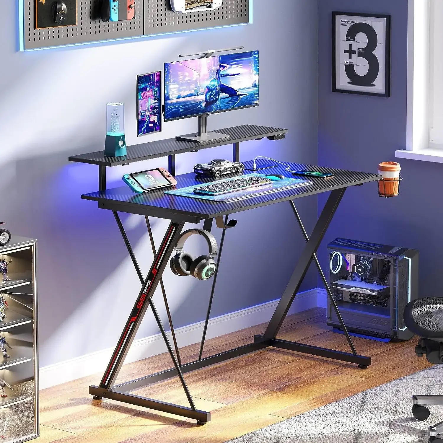 Bureau de jeu avec lumières LED et prises de courant, bureau d'ordinateur de 31,5" avec étagère pour moniteur