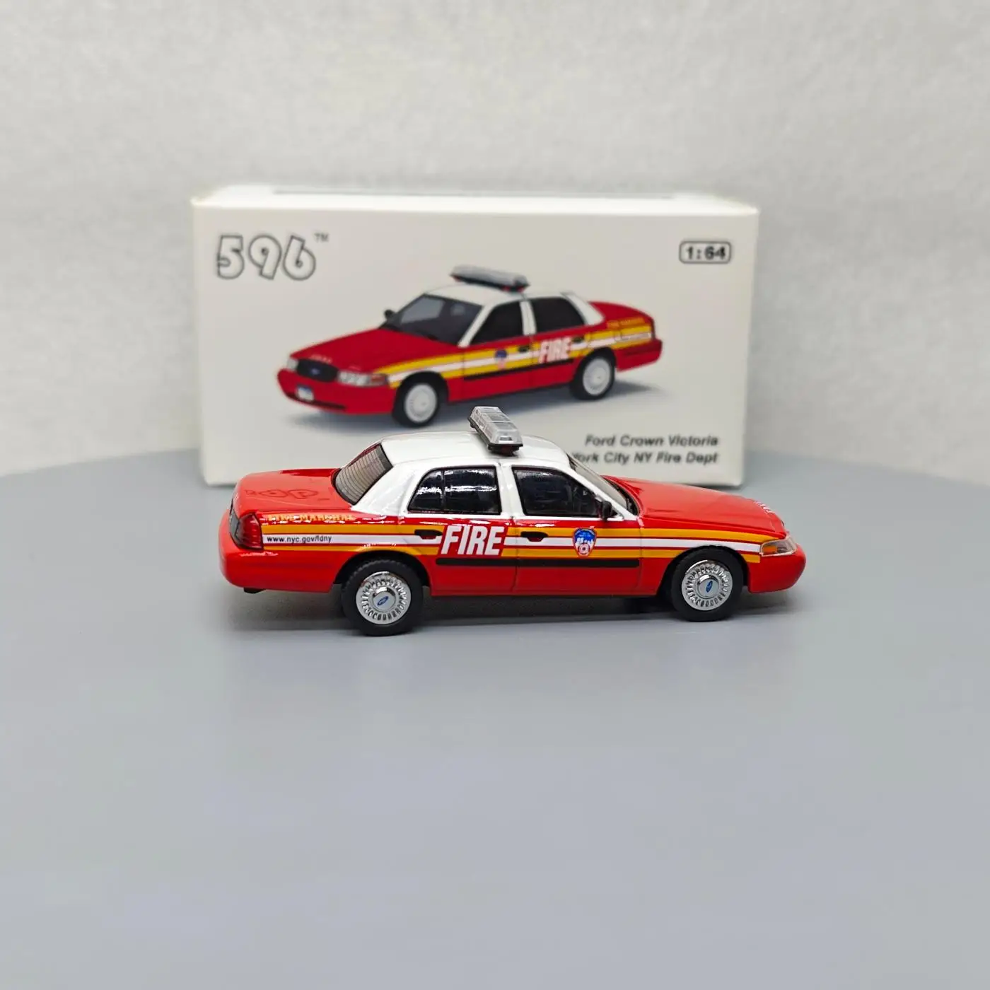 596 1:64 Ford Crown Victoria Alta Simulação Carro Diecast Modelo de Liga de Metal Carro crianças brinquedos coleção presentes