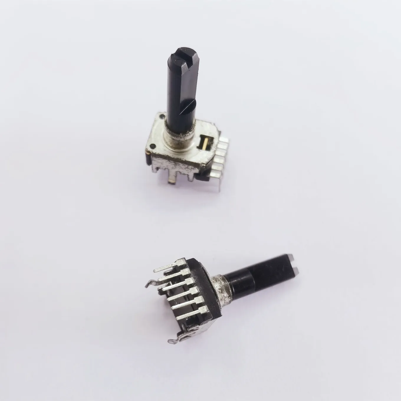 

Потенциометр вертикальный двойной Hot Spot 142 Type C504DP с центральной точкой C504DA C500K, 6-контактный (с переключателем)