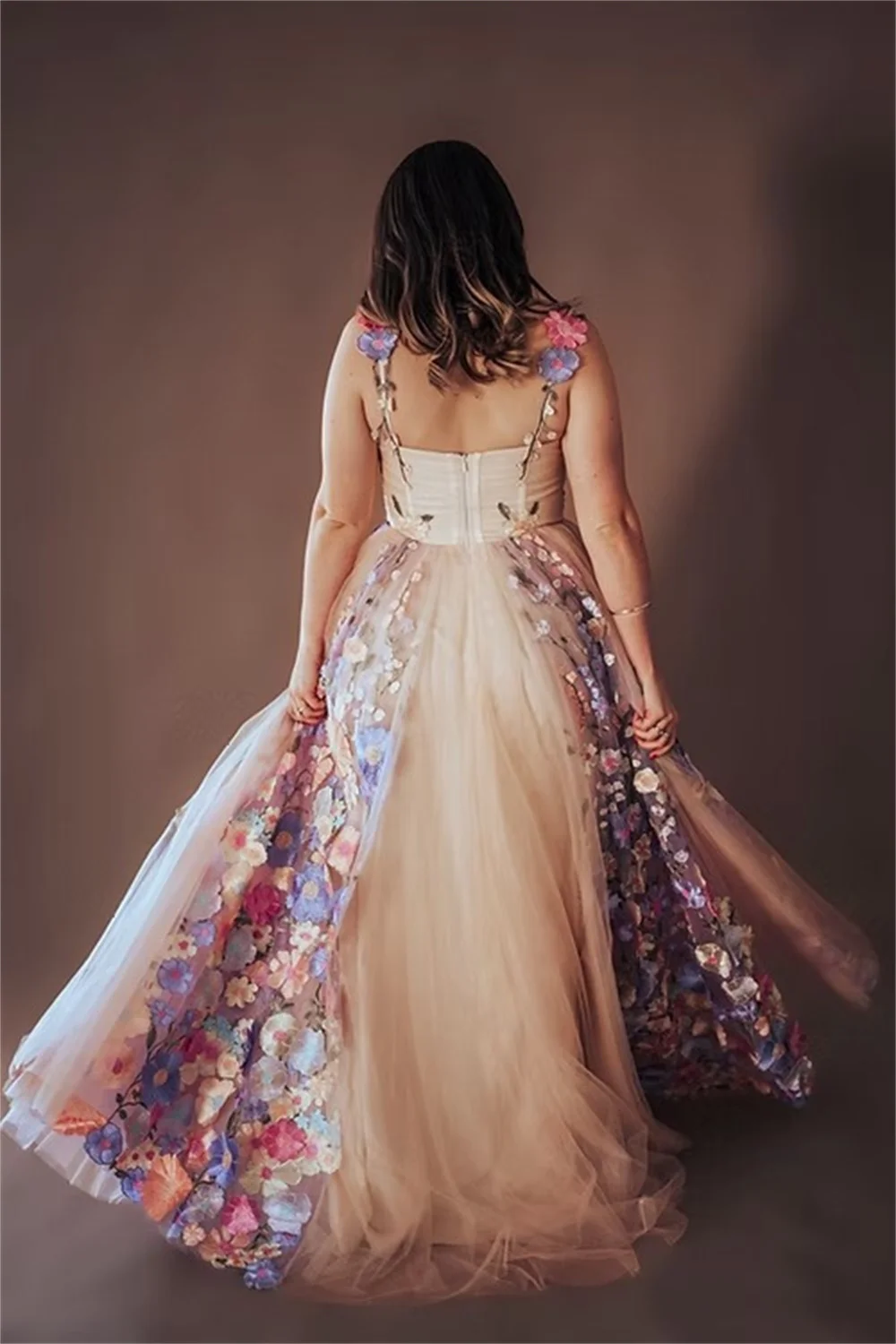 Tokyo Maßgeschneidertes beigefarbenes Brautkleid mit Blumenträgern, ärmellos, Reißverschluss hinten, Blumen-A-Linien-Brautkleid, bodenlange Brautkleider