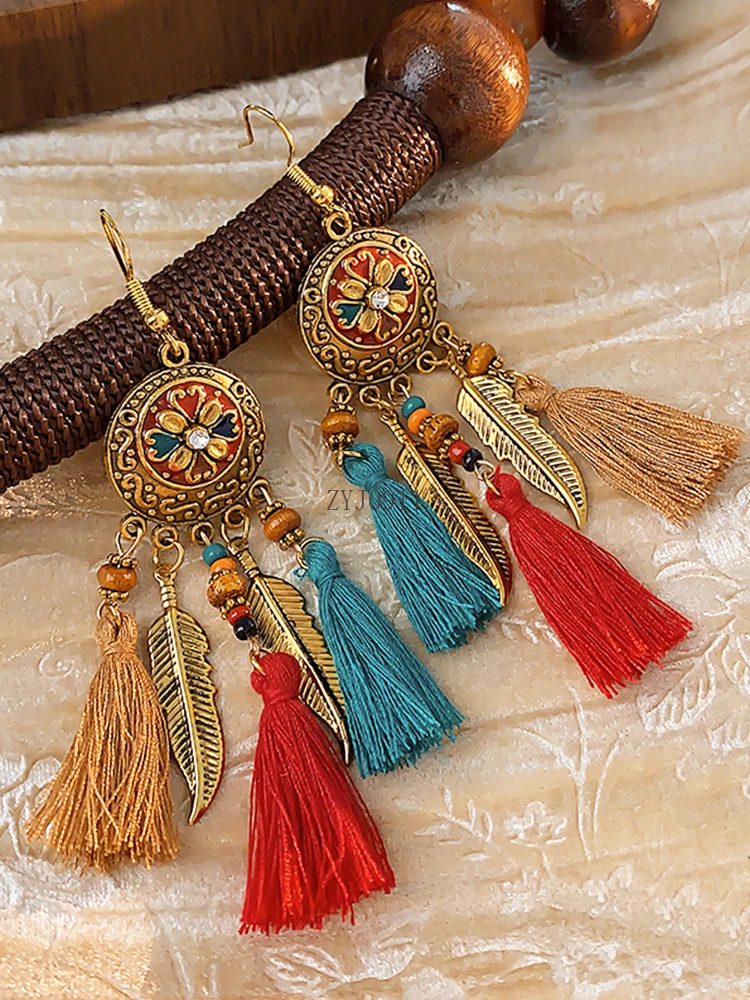 زوج من الأقراط الطويلة ذات الطراز العرقي، مناسب للنساء لارتدائها أثناء السفر والترفيه.