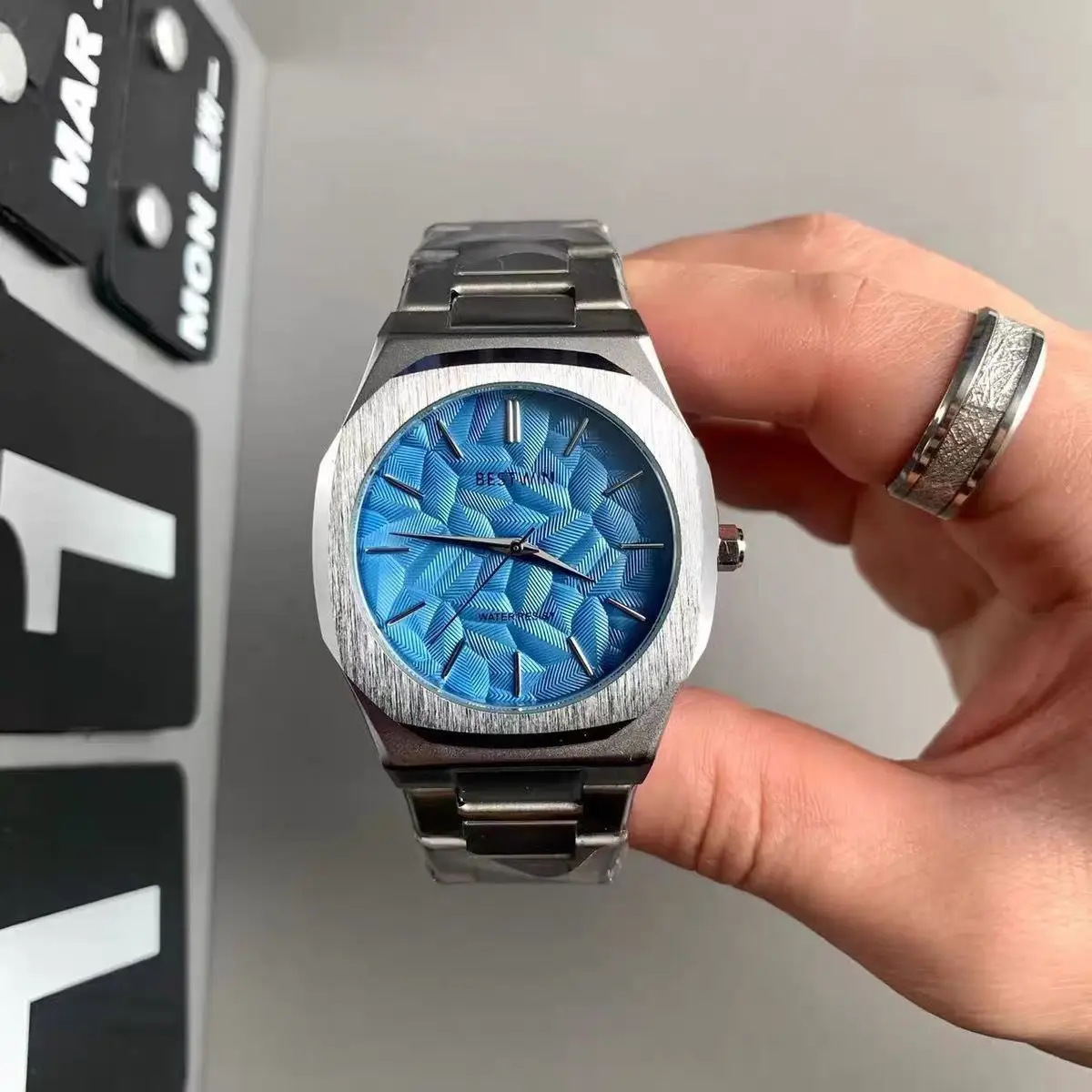 Fashionable Business Men's Watch with 3D Embossed Leaf Quartz Movement